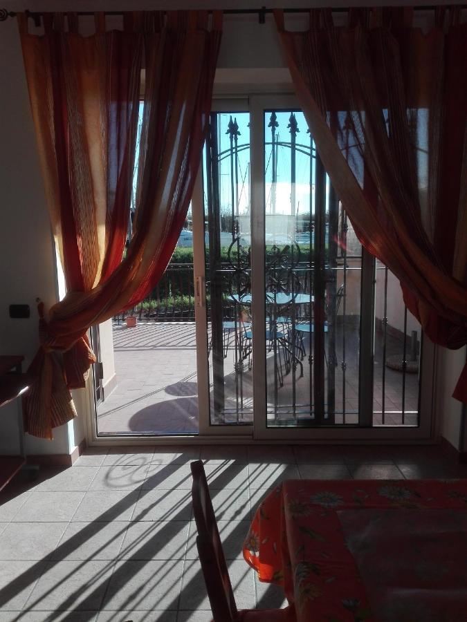 フィウミチーノA Santy'S House 1Piano-No Lift-Shuttle A Pagamento-Raggiungibile A Piedi Aeroporto-Fermata Bus Fiera Di Roma A 3 Minuti-Air Condiz Ed Extra Bed For A Fee A Pagamentoアパートメント エクステリア 写真