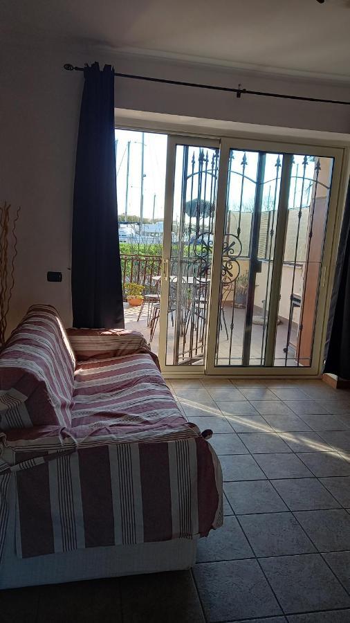 フィウミチーノA Santy'S House 1Piano-No Lift-Shuttle A Pagamento-Raggiungibile A Piedi Aeroporto-Fermata Bus Fiera Di Roma A 3 Minuti-Air Condiz Ed Extra Bed For A Fee A Pagamentoアパートメント エクステリア 写真