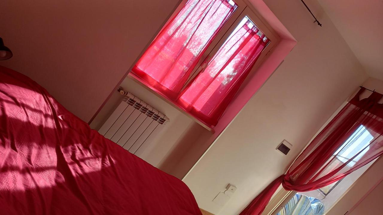 フィウミチーノA Santy'S House 1Piano-No Lift-Shuttle A Pagamento-Raggiungibile A Piedi Aeroporto-Fermata Bus Fiera Di Roma A 3 Minuti-Air Condiz Ed Extra Bed For A Fee A Pagamentoアパートメント エクステリア 写真